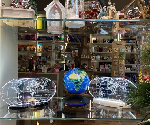 Globo levitante e pannelli LED a forma di mappa
